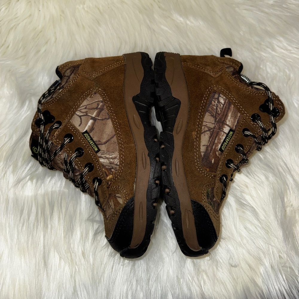 Magellan Boys Run n Gun II Realtree Xtra Camo Waterproof Outdoor Boot - Size 2D - Picture 2 of 6